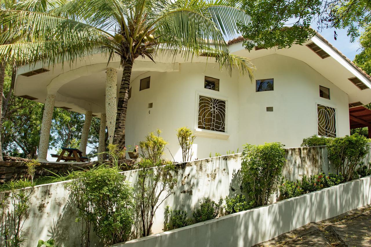Two Brothers Surf Resort Tola Exterior foto